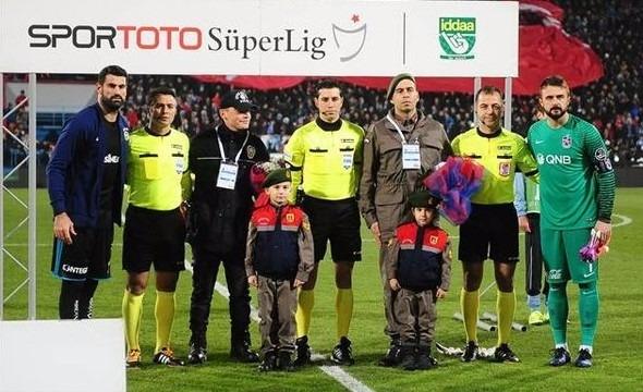 <p>POLİS VE ASKERLERE ÇİÇEK VERİLDİ<br />
<br />
Trabzonspor-Fenerbahçe karşılaşması öncesi iki takımın kaptanları Volkan Demirel ile Onur Recep Kıvrak, terörle mücadelede üstün gayret gösteren güvenlik güçlerine moral vermek amacıyla, Hüseyin Avni Aker Stadyumu’nda görev yapan polis ve askerlere çiçek verdi.</p>