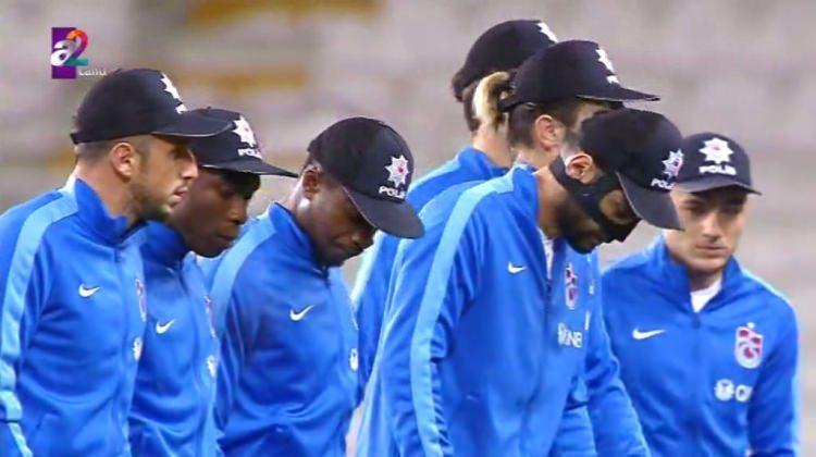 <p>Trabzonsporlu futbolcular, Ziraat Türkiye Kupası'ndaki Atiker Konyaspor maçına üzerinde Emniyet Genel Müdürlüğü'nün amblemi olan formalarla çıktı.</p>