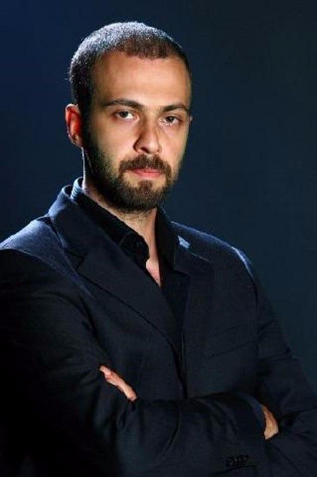 <p><strong>ONUR BAYRAKTAR</strong></p>
<p>Genç Oyuncu Onur Bayraktar, Üsküdar'da geçirdiği motosiklet kazası sonrası yaşamını yitirdi. Bayraktar, Mimar Sinan Üniversitesi Tiyatro Bölümü'nden mezun olan ve birçok dizide rol alan ve en son "Kapalı Çarşı" dizisinde 'Timur' Karakterini canlandırıyordu.</p>