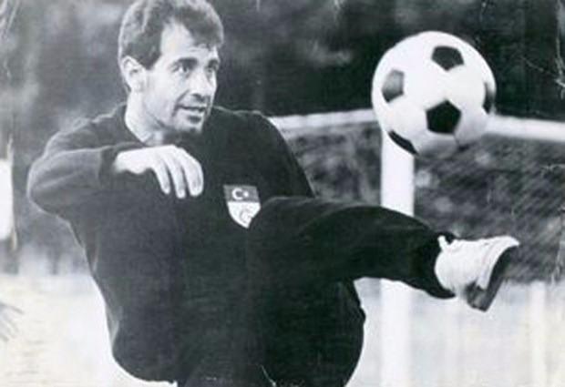 <p><strong>METİN OKAY</strong></p>

<p>Galatasaray'ın efsane futbolcusu Metin Oktay 13 Eylül 1991'de, Boğaziçi Köprüsü çıkışında geçirdiği trafik kazası sonucu 55 yaşında hayata gözlerini yumdu.</p>
