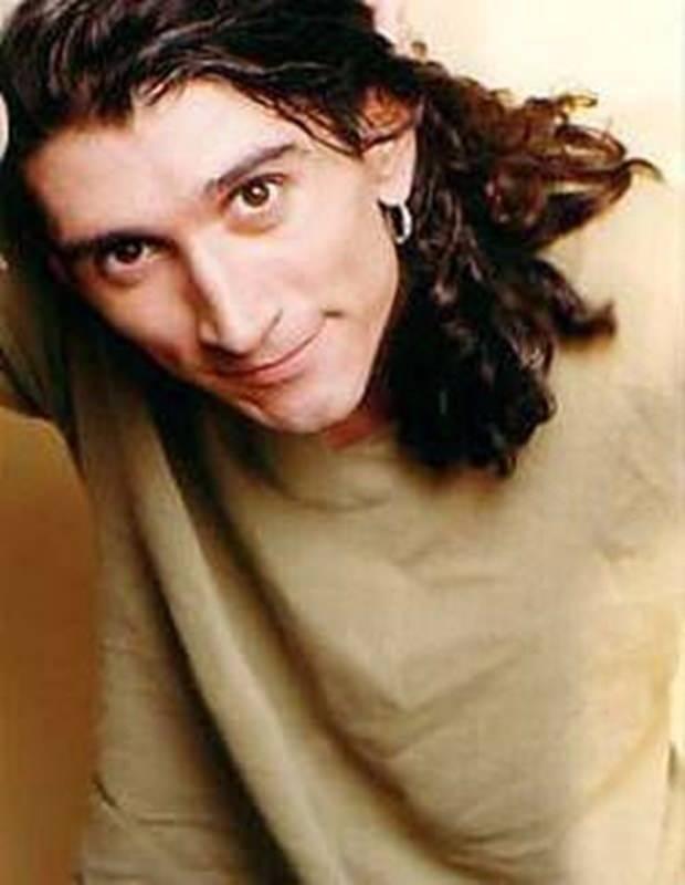 <p><strong>GÖKHAN SEMİZ</strong></p>
<p>1990'larda Türkiye'yi fırtına gibi kasıp kavuran Grup Vitamin'in üyelerinden olan Gökhan Semiz, 1998 yılının başında doğum gününden kısa bir süre sonra geçirdiği bir trafik kazası sonucu yaşamını yitirdi.</p>