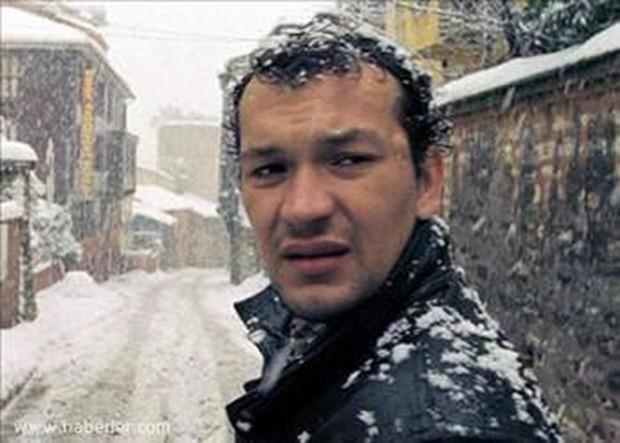 <p><strong>MEHMET ALİ TOPRAK</strong></p>

<p>Ünlü yönetmen Nuri Bilge Ceylan'ın yeğeni olan Mehmet Ali Toprak, Çanakkale'nin Çan ilçesi yakınlarında geçirdiği trafik kazasında yaşamını yitirdi.</p>

