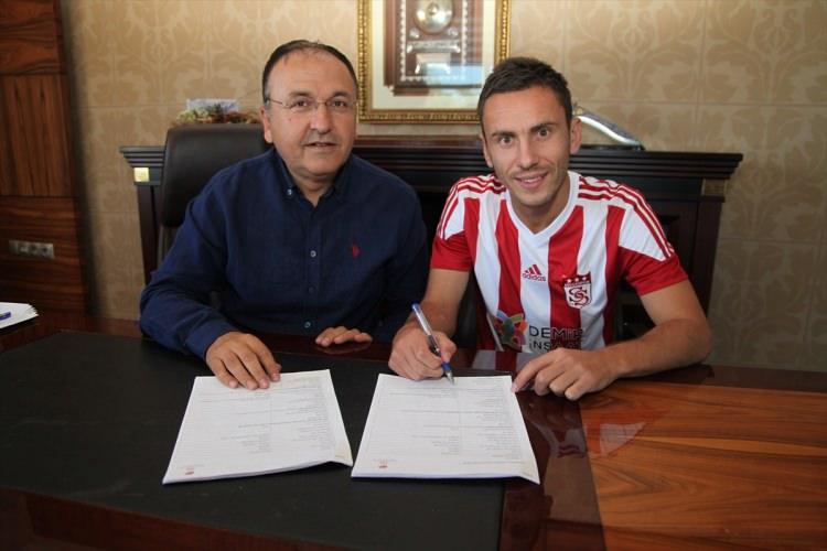<p><strong><span style="color:#FFD700">​Sergiy Rybalka</span><br />
<br />
Dinamo Kiev'den Demir Grup Sivasspor'a </strong></p>
