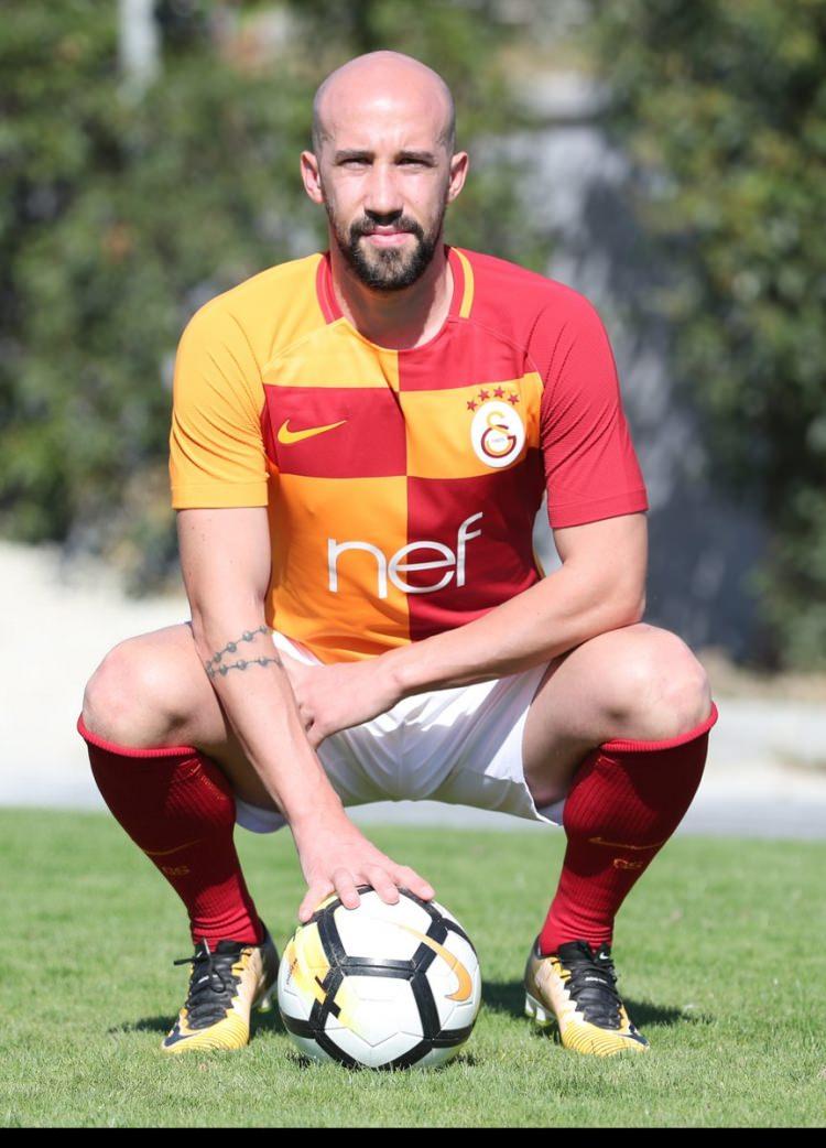 <p><strong><span style="color:#FFD700">Iasmin Latovlevici</span><br />
<br />
Kardemir Karabükspor'dan Galatasaray'a</strong></p>
