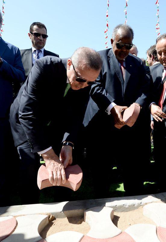 <p>Cumhurbaşkanı Recep Tayyip Erdoğan, yapımı TIKA tarafından üstlenilen Burhan Bey Caddesi ve İstanbul Meydanı temel atma törenine katıldı. </p>
