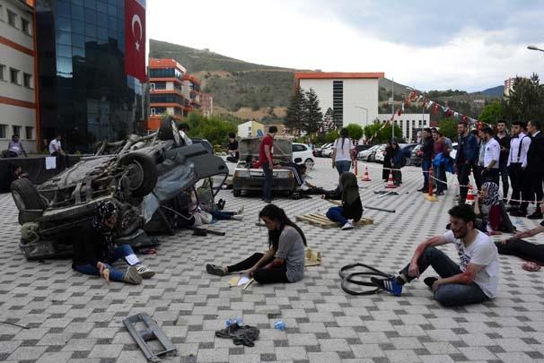<p>Gümüşhane Üniversitesi öğrencilerince acil durumlarda hareket kabiliyetinin ölçülebilmesi amacıyla gerçekleştirilen triaj tatbikatı gerçeği aratmadı.</p>
