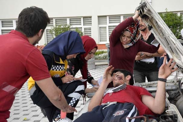 <p>GümüşhaneÜniversitesi Sağlık Hizmetleri Meslek Yüksekokulu İlk ve  Acil Yardım Programı Öğretim Görevlisi Ayşe Elkoca, tatbikat sonrası yaptığı açıklamada, tatbikatı 2 aylık çalışma sonrası hayata  geçirdiklerini söyledi.</p>
