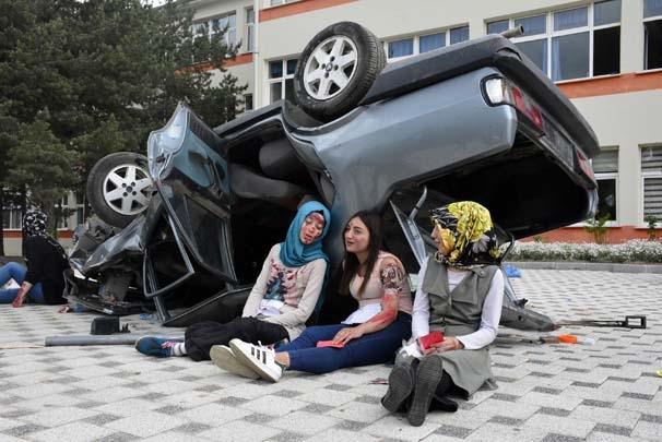 <p>Elkoca, tatbikatta 40 hasta ile bunlara müdahale eden yaklaşık 40  sağlık görevlisi olmak üzere 80 öğrencinin yer aldığını ifade ederek, öğrencileri  en iyi şekilde mezun etmeyi amaçladıklarını kaydetti.</p>
