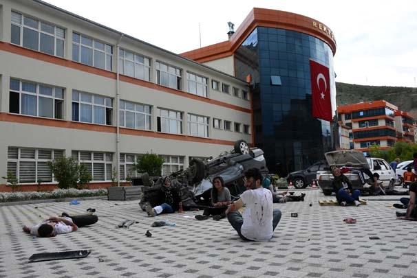 <p>İlk ve Acil Yardım Programı öğrencisi Duygu Sürücügil de tatbik  ettikleri vakalarla gerçek hayatta karşılaşma olasılıklarının yüksek olduğunu  belirtti.</p>
