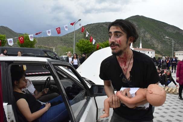 <p>"Böyle bir vakayla karşılaştığımızda bunun heyecanını üzerimizden  atmış olacağız. Tatbikatta arkadaşlarımız renkleri karıştırabiliyor. Bazen yeşil  durumdaki hastaya sarı renk veriyorlar. Bu tatbikatta kendi arkadaşlarımız bize  zorluk çıkarıyor, bizi hata yapmaya zorluyorlar. Gerçek bir vakada hastalar veya  hasta yakınları saldırgan olabiliyor. Bu tatbikatın bu kadar gerçekçi olmasının  sebebi bu. Bu da çalışanları hataya sevk edebilir. Bu yüzden tatbikat bizim için  çok önemli."</p>
