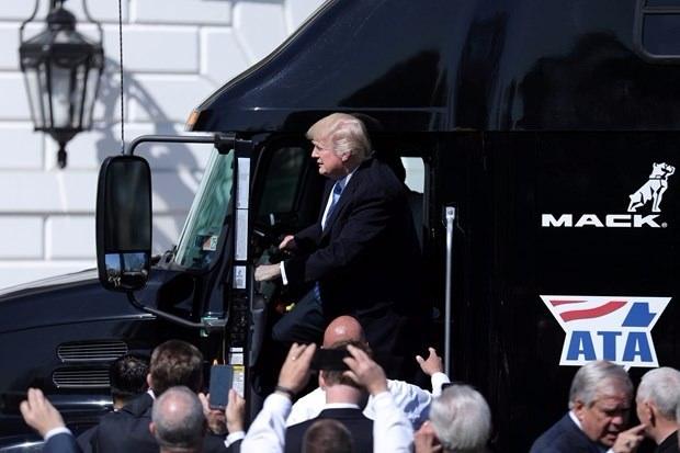 <p>Direksiyon başına ge&ccedil;en Trump, basın mensuplarına poz vermeyi de ihmal etmedi.</p>

<p>&nbsp;</p>
