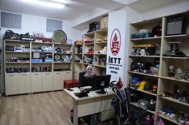 <p>İETT otobüslerinde unutulan eşyalar kayıp eşya deposunda sahiplerini bekliyor.</p>
