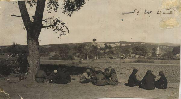 <p><strong>Cephe Gerisinde Ekmeklerini Paylaşan Mehmetçikler</strong></p>

<p>Müjde mert ve asil Türk! Müjde çok zulüm görmüş büyük ve sevgili vatan! Artık diriliyorsun.”</p>
