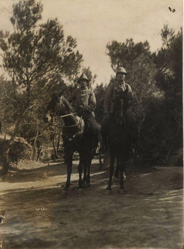 <p><strong>Çanakkale´de Atlı Topçu Subayları</strong></p>

<p>'Ey Türk oğlu! Bu öksüz, mazlum vatanı kurtarmak için şehit olan asker! Altın destanı tarihlere yeniden işledin.'</p>
