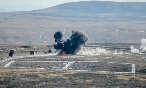 <p>Leopard 2 A4 tanklarından oluşan tank takımının hareketli ve duran hedefleri imha etmesinin ardından topçu atışlarına geçildi. Yerden yapılan ateşlerin ardından iki helikopterin taşıdığı toplar, hava hücum harekatı kapsamında tatbikat alanına getirildi. Sikorsky helikopterinin taşıdığı iki 75 milimetrelik topun indirilmesinin ardından hedefler topçular tarafından tam isabetle vuruldu.</p>