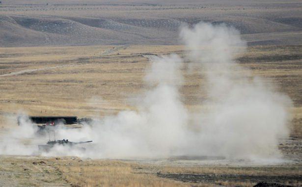 <p>Ateş Serbest-2015 Tatbikatı'nda "gökyüzünün akıncıları" olarak nitelendirilen helikopterler de atış yaptı.</p>