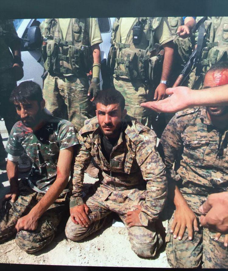 <p>Bu arada hava harekatının hedefleri başarıyla vurduğunu anlatan ÖSO savaşçıları, zafer sloganları attı.</p>
