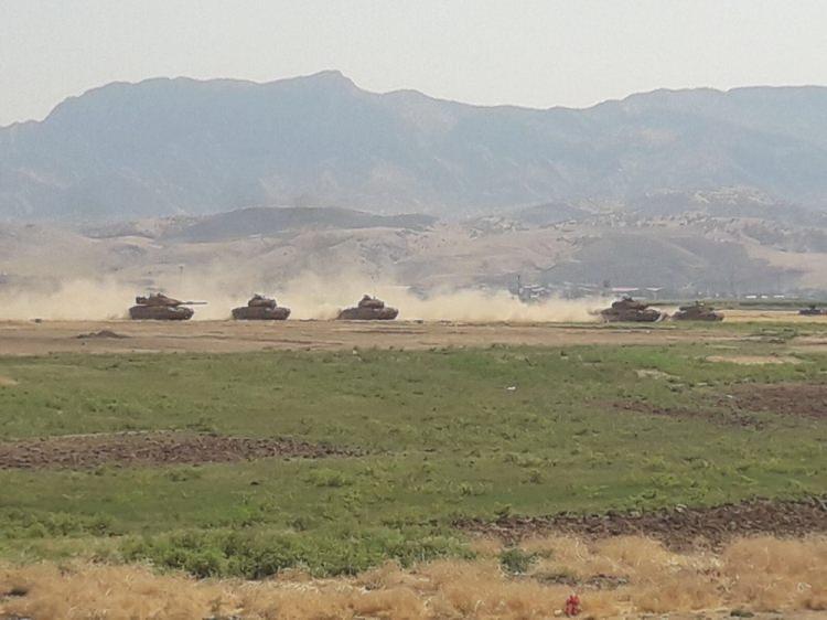 <p>Türk Silahlı Kuvvetlerince (TSK) Irak sınırının sıfır noktasındaki Habur Sınır Kapısı yakınlarında dün sabah saatlerinde başlatılan tatbikat devam ediyor.</p>
