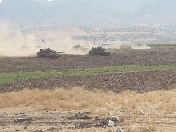<p>Tatbikat, Şırnak'ın Silopi ilçesindeki Habur Sınır Kapısına yaklaşık 3 kilometre uzaklıkta bulunan tır parkının karşısındaki arazide gerçekleştiriliyor.</p>