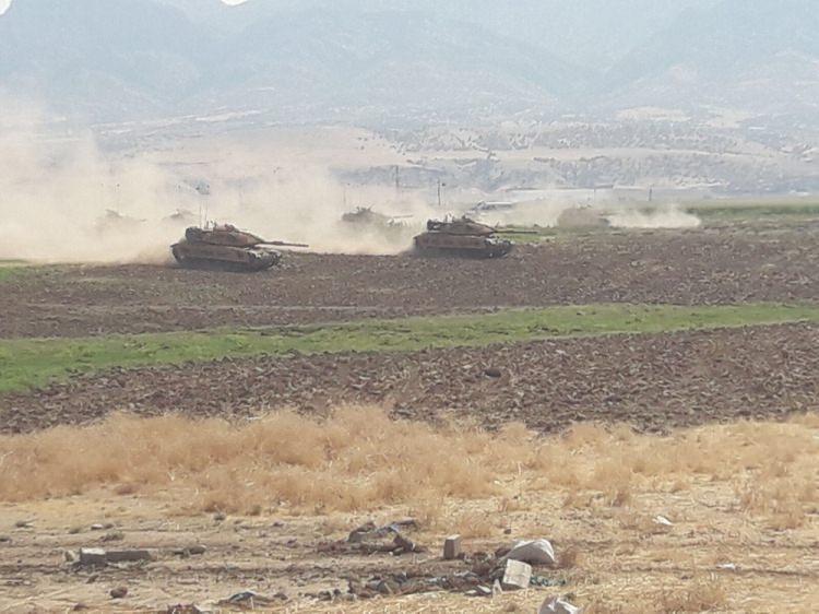 <p>Tatbikat, Şırnak'ın Silopi ilçesindeki Habur Sınır Kapısına yaklaşık 3 kilometre uzaklıkta bulunan tır parkının karşısındaki arazide gerçekleştiriliyor.</p>
