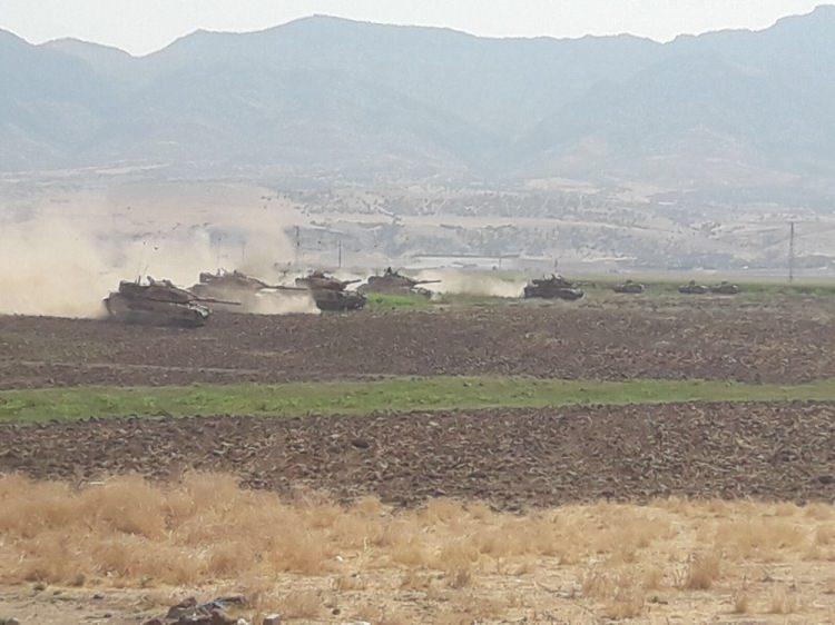 <p>Tatbikatta, büyük bölümü tank olmak üzere çok sayıda askeri araç yer alıyor.</p>