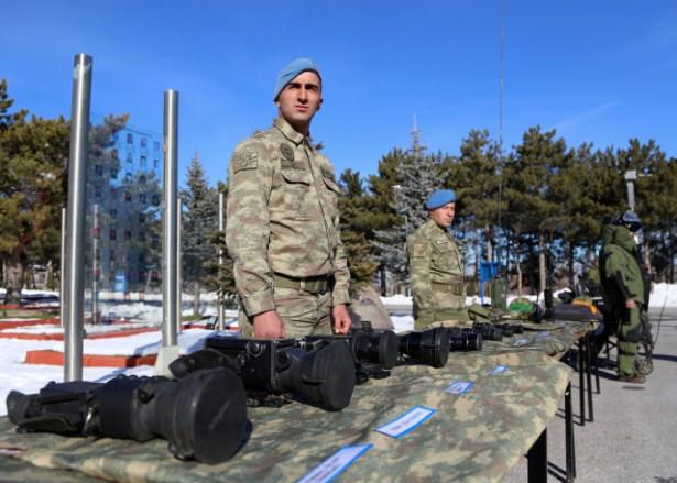 <p>Türk Silahlı Kuvvetleri'nin en seçkin birliklerinden 1. Komando Tugayı'nda, envantere yeni giren ve askerler tarafından kullanılmaya başlanan yeni tip botlar ve milli piyade tüfeği ile kullanımda olan silah ve diğer teçhizat basına tanıtıldı.</p>

