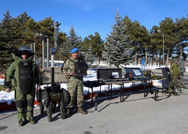 <p>Türk Silahlı Kuvvetleri'nin en seçkin birliklerinden 1. Komando Tugayı'nda, envantere yeni giren ve askerler tarafından kullanılmaya başlanan yeni tip botlar ve milli piyade tüfeği ile kullanımda olan silah ve diğer teçhizat basına tanıtıldı.</p>