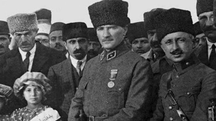 <p>Öte yandan TSK, "Atatürk ve Küçük Ülkü" isimli bir video daha yayınlayarak Atatürk ve manevi kızına ait görüntü kayıtlarını paylaştı.</p>
