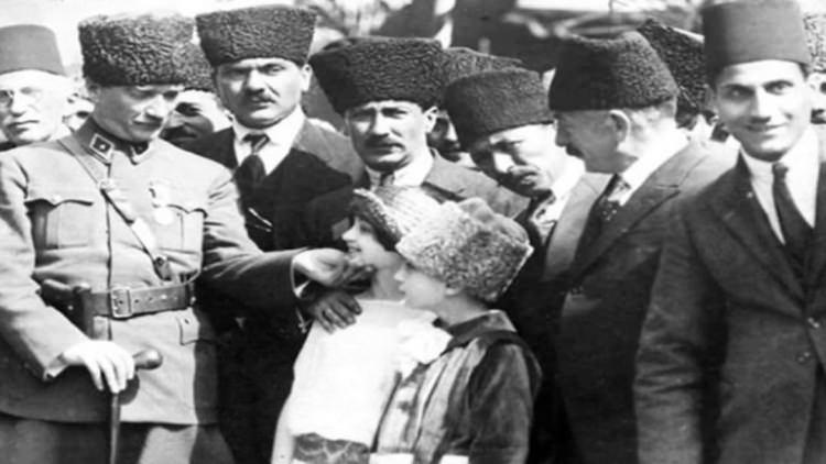 <p>Genelkurmay Başkanlığı’ndan videoya ilişkin yapılan açıklamada, “Büyük Önder Atatürk’ün düşüncesinde çocuklar, milletin geleceğidir. Onlara duyduğu sarsılmaz güvenin ve büyük sevginin ifadesi olarak, milli bayramımız olan 23 Nisanlar’ı çocuklara armağan etmiştir.</p>
