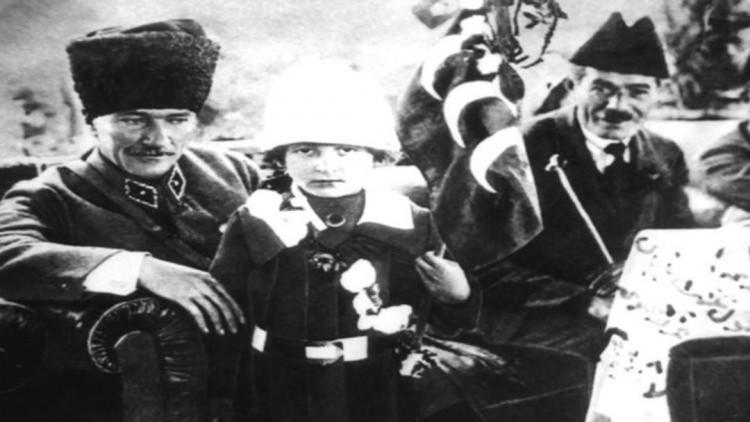 <p>Tarihimizin gurur dolu sayfalarının yeni nesillerce öğrenilmesi ve Türk devletinin devamını emanet edeceğimiz yeni Cumhuriyet bekçilerinin bu bilinçle yetişmesi amacıyla 23 Nisanlar, önemli birer vesiledir” ifadeleri kullanıldı.</p>