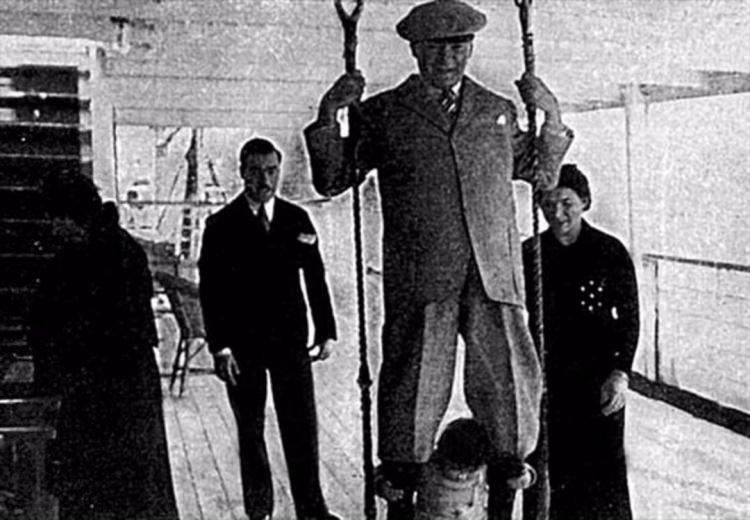 <p>İşte, 23 Nisan'ı çocuklara bayram olarak hediye eden Ulu Önder Mustafa Kemal Atatürk'tün çocuk sevgisi... </p>