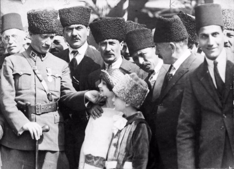 <p>"Hedefe yalnız çocukları yetiştirmekle ulaşamayız! Çocuklar geleceğindir. Çocuklar geleceği yapacak adamlardır. Fakat geleceği yapacak olan bu çocukları yetiştirecek analar, babalar, kardeşler hepsi şimdiden az çok aydınlatılmalıdır ki, yetiştirecekleri çocukları bu millet ve memlekete hizmet edebilecek, yararlı ve faydalı olabilecek şekilde yetiştirsinler! Hiç olmazsa yetiştirmek lüzumuna inansınlar! Okullardan başka; gazeteler, küçük dergiler köylere kadar yayınlanıp dağıtılmalıdır. Bizim köylümüz ne gazete ne dergi okumaz. Bilenler bilmeyenleri toplayıp, okutmayı, onlara okumayı anlatmayı bir vazife bilmelidir."</p>