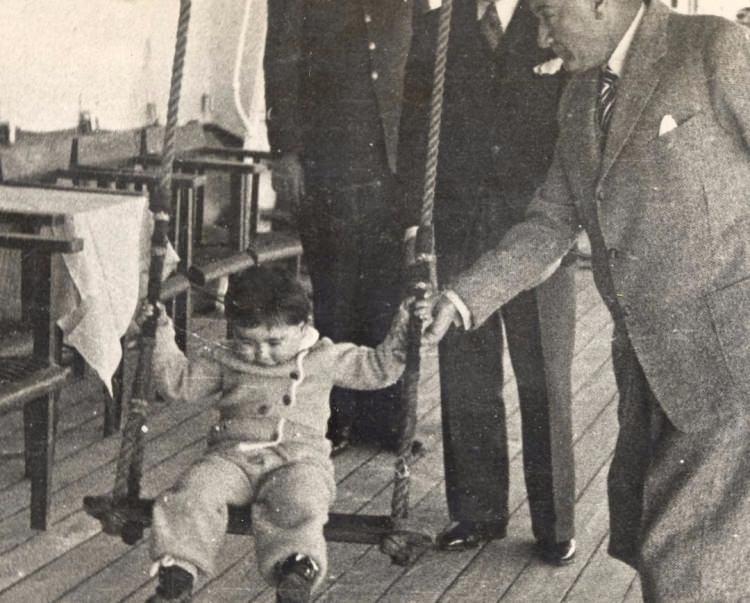 <p>"Gençler! Cesaretimizi güçlendiren ve sürdüren sizlersiniz. Siz, almakta olduğunuz terbiye ve kültür ile, insanlık değerinin, vatan sevgisinin en değerli örneği olacaksınız.”</p>