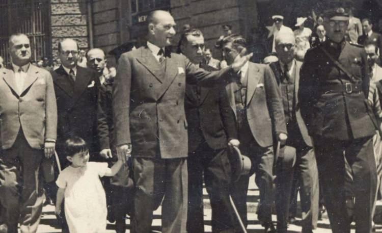 <p>"Bir gün ulusu sizin gibi beni anlamış gençliğe bırakacağımdan çok memnun ve mesudum.”</p>
