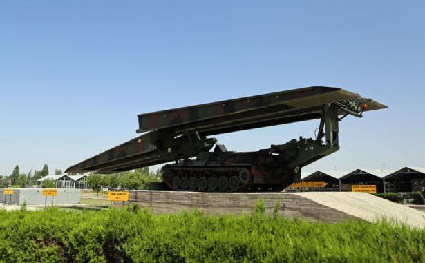 <p>TSK'nın önemli projelerinden Kayar Köprücü Tankı da 26 metre uzunluğundaki köprü sistemini açarak paletlilerin geçişini sağladı.</p>