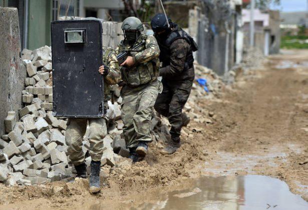 <p>Kara Kuvvetleri’ne bağlı birliklerin yanı sıra kolluk kuvvetlerinin sayısı da artırılıyor. Bölgedeki Polis Özel Harekât (PÖH) timlerinde halen 8 bine yakın personel görev yapıyor.</p>
