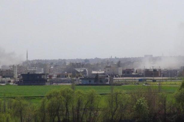 <p>Cadde ve sokakların daha geniş, binaların inşa kalitesinin daha yüksek olduğu Şırnak ve Mardin’in ilçelerinde ise çatışmalar sokaklardan ziyade bina içlerinde ve binalar arasında yaşanıyor. Terör örgütü, güvenlik güçlerini patlayıcı tuzakladığı binalara çekmeye çalışıyor.</p>
