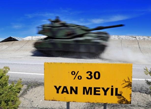 <p>Basına kapılarını açan Kayseri'deki 2'nci Ana Bakım Merkezi Komutanlığı'nda bulunan M60T, Kayar Köprücü Tankı ve diğer paletliler, komutanlıktaki pistte bir gösteri gerçekleştirdi.</p>

