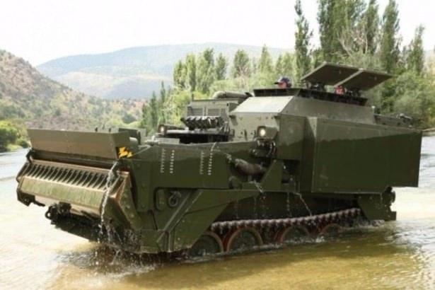 <p><strong>KUNDUZ - AZMİM</strong><br />
Türk ordusunun amfibik zırhlı aracı Kunduz-Azmim, hem karada hem de suda görev yapabiliyor.</p>