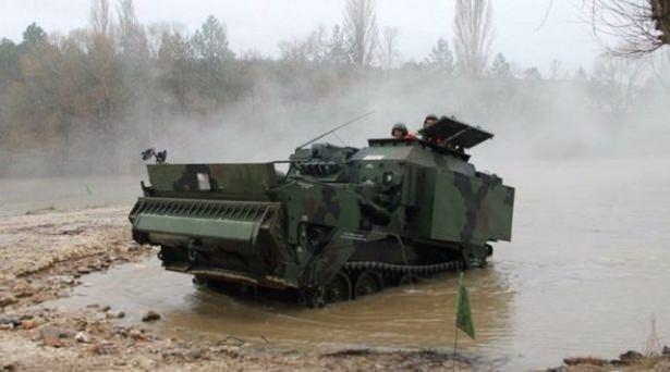 <p>Aracın üzerinde; termal kamera, sis havanları, 2 adet su jeti, iklimlendirme ve KBRN Sistemi, Balast boşaltma sistemi, dozer bıçağı yer alıyor.</p>