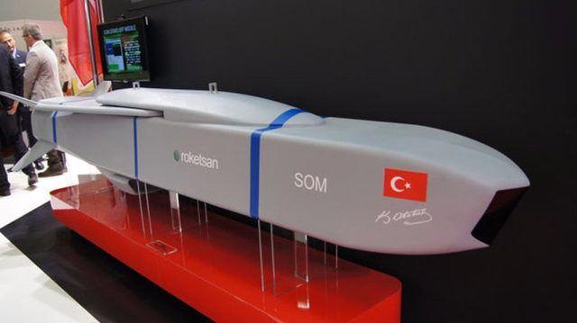 <p><strong>SOM FÜZESİ</strong><br />
Türk Silahlı Kuvvetleri'nin yeni gözbebeklerinden SOM (Satha Atılan Orta Menzilli Mühimmat) yeni füze projeleri kapsamında TSK'nın göz bebeklerinden biri. Karada, havada ve denizde her türlü hedefi vurabilen füzenin menzili 250 km.</p>