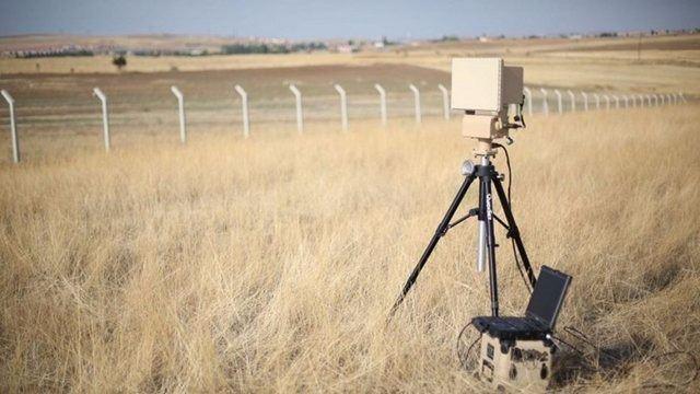 <p><strong>RETİNAR PTR</strong><br />
Retinar PTR, Türk üretimi taşınabilir bir radar. Amaç gözle görülemeyecek kadar uzaktaki hareketlerden haberdar olmak. Yeni radarı farklı kılan, insan ve hayvanı ayırtedebiliyor olması. Savunma sanayi şirketi METEKSAN, sınır ve alan güvenliğine yönelik "insan ayırt edebilen" çevre gözetleme radarı "Retinar PTR"yi üretti.</p>
