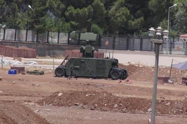 <p>360° yanca kapsamaya sahip bir radar sistemi olan Serhat, modüler bir tasarıma sahip olup, üç ayak sehpa (tripod) üzerinde, kule/bina üzerine yerleştirilerek veya, araçta yükseltilebilir mast üzerinde kullanılabilmektedir. SERHAT, havan atışlarının tespit ve takibi için eşsiz bir sistemdir.</p>