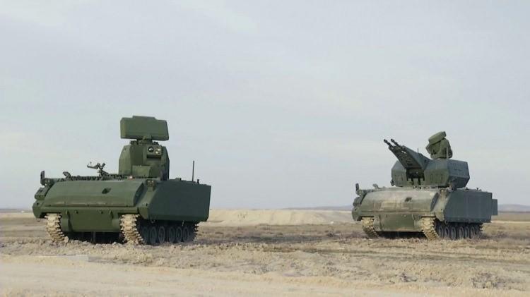 <p>Atış kontrol radarı ile otomatik hedef takibi</p>
