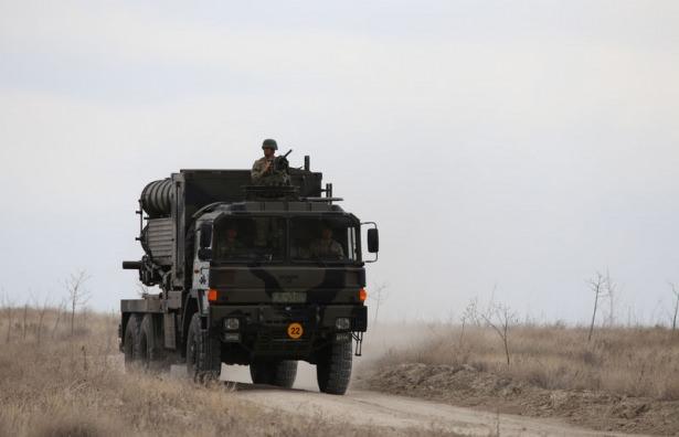 <p>Bu sayede hareket halinde DAEŞ bölgesindeki tüm araçlar imha edildi. Sakaryaların tam isabetle imhasında çok sayıda DAEŞ militanı ile roket bataryaları da etkisiz hale getirildi.</p>