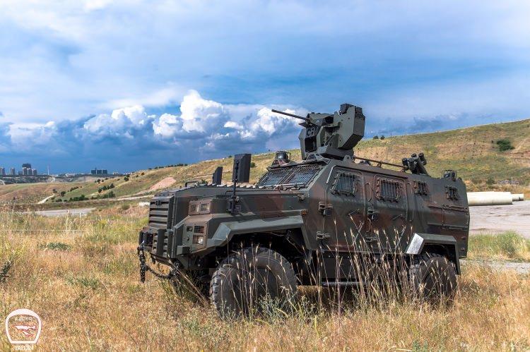 <p>Doğu ve Güneydoğu'da bölücü terör örgütü PKK'ya karşı yürütülen operasyonlarının yanısıra Suriye sınırından yönelen YPG ve DEAŞ tehdidine karşı polis ve askere zırhlı araç takviyesi yapılacak. Terörle mücadele faaliyetlerinde yoğun olarak kullanılan ancak sınırda ihtiyaç listesinin sonlarında yer alan Cobra zırhlı araçlarının sınırdaki sayısı arttırılıyor. Cobralar hem personel taşınamada hem de üzerine monte makineli tüfekle kaçak geçişlerin engellenmesi kapsamındaki operasyonel faaliyetlerde etkin rol oynuyor.</p>
