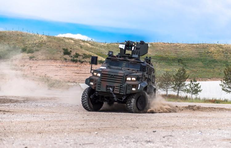 <p>TSK'NIN GÜCÜNE GÜÇ KATACAK<br />
<br />
Cobra araçların geliştirilmiş yeni modeli Cobra 2'ler, görev esnasında yüksek koruma ve kabiliyetli ateş gücü sayesinde TSK'nın gücüne güç katacak. En zorlu arazi ve iklim koşullarında görev yapabilecek şekilde tasarlanan zırhlı araç, balistik, mayın ve el yapımı patlayıcılara karşı da üstün koruma sağlıyor. Cobra 2'ler, ilk üretim olan Cobra'ya göre daha büyük bir iç hacme sahip olacak.</p>
