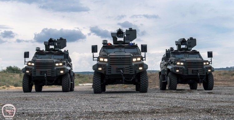 <p>PATLATICILARA KARŞI KORUNAKLI<br />
<br />
Ejder Yalçın 4x4 zırhlı muharebe aracı, güvenlik güçlerine kırsal alanda ve kent içinde yüksek balistik zırh ve mayın koruması sağlıyor. El yapımı patlayıcılara karşı korunaklı olan ve üzerine farklı silah kuleleri entegre edilebilen Ejder Yalçın, terörle mücadele bölgelerinde Özel Harekat polisleri tarafından kullanılacak. 4 ton taşıma kapasitesine sahip olan Ejder Yalçın, keşif, komuta kontrol, iç güvenlik ve ambulans gibi uygulamalar için de tercih ediliyor.</p>