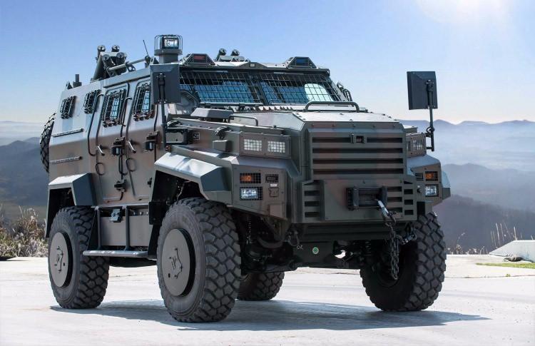 <p>4 ton yük taşıma kabiliyeti var<br />
<br />
Sınıfının en geniş iç hacmine sahip olan Ejder Yalçın, 4 tona kadar faydalı yük taşıyabiliyor ve farklı silah entegrasyonuna olanak sağlıyor. 'Keşif', 'Komuta-Kontrol', 'İç Güvenlik', 'Ambulans' vb. uygulamalar için ideal bir platform oluşturan aracın ergonomik tasarımı, kullanımını kolaylaştırıyor.</p>