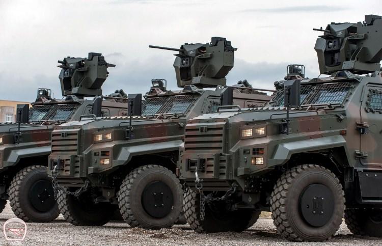 <p>El yapımı patlayıcı, mayın, roket dahil her türlü bombaya karşı tam koruma sağlayan Ejder 4×4 zırhlı araçlar terör eylemleri açısından “kritik” illerde başarıyla görev yapıyor. Lastik altı ve gövdesi mayın, roket dahil tüm patlayıcılara karşı yüksek koruma sağlayan Ejder Yalçınlar bir tim (11 kişi) kapasiteli. Yüzde 70 meyilli arazide tırmanabilen zırhlı aracın lastikleri patlak gider özelliği taşıyor.</p>
<p> </p>